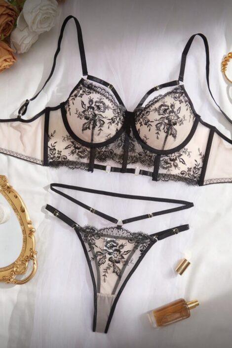 Conjunto de malla negra con bordado florar transparente